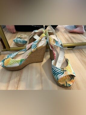 🌴🌸✨EUC barely worn wedge heels with colorful palm print / design